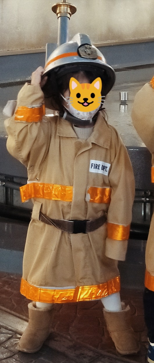 キッザニア甲子園消防士制服ユニフォーム姿ブカブカ4歳
